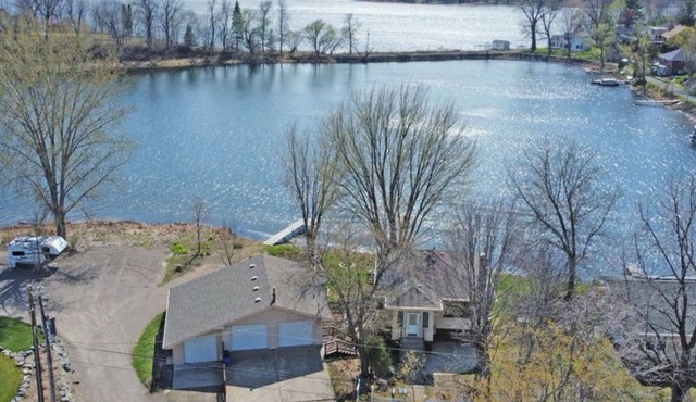 Charming Underhill 2-bedroom cabin in lovely Center City with lake access.