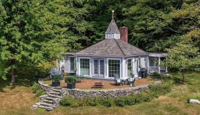 Charming unique cottage Relax & enjoy the stunning mountains with private views!