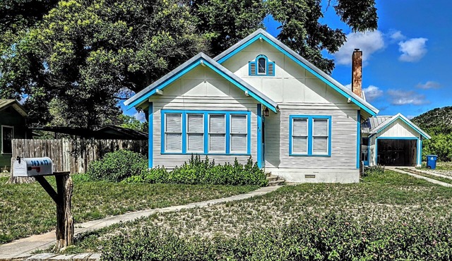 Charming, unique 3-bedroom house in Junction with AC, WiFi, Pet Friendly