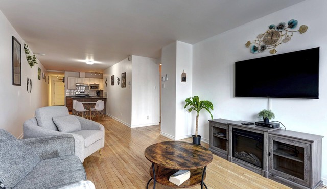Charming unit with Balcony - Near Highway 40