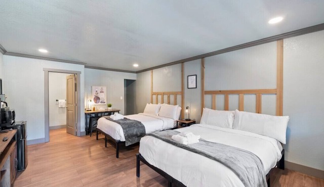 Charming, Updated Double Queen on Stateline - Blue Jay Lodge