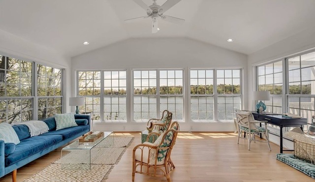 Charming & updated 2 bedroom 1 bath lakefront cottage on Smith Lake