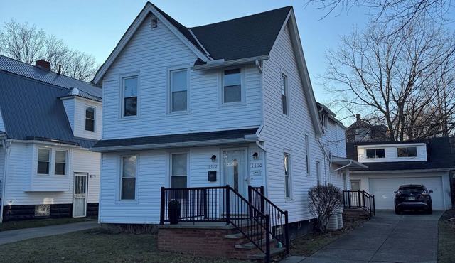 Charming Updated 2-bedroom Lakewood Oasis