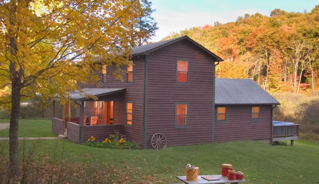 Charming, Updated 4BR 2BA Farmhouse in Heart of NRG National Park