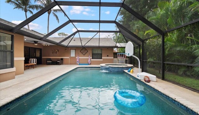 Charming, updated and relaxing 4-bedroom house with a pool in lovely Wellington