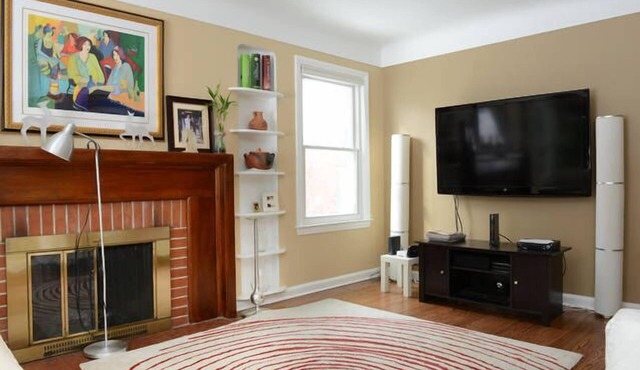 Charming Updated Bungalow! Centrally Located📍Porch/Grill/Garden/Cable/WiFi/Crib