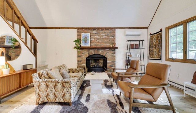 Charming, updated Cabin in The Hideout