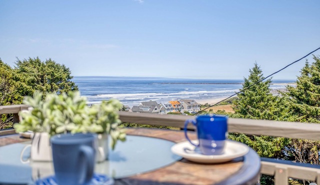 Charming, Updated Cottage Close to Newport’s Attractions has Great Deck View!