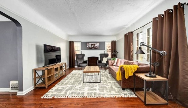 Charming & Updated ~ Long-Stays OK ~ Near Cleveland Clinic
