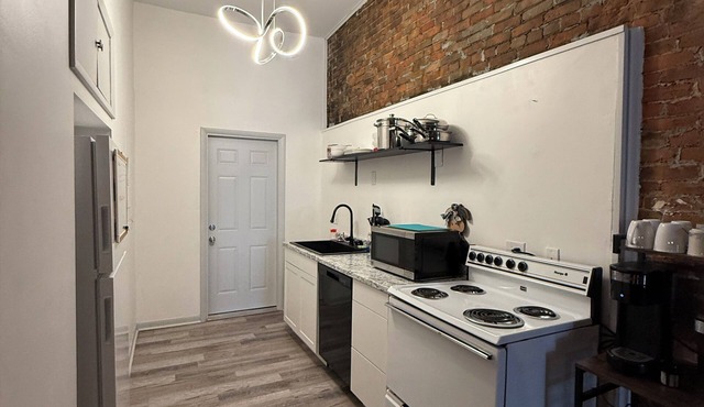 Charming upper apartment in downtown Elmore with WiFi, AC, & Work space