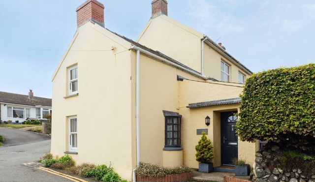 Charming Upper Solva Cottage by Beaches & Harbour