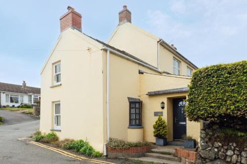 Charming Upper Solva Cottage by Beaches and Harbour