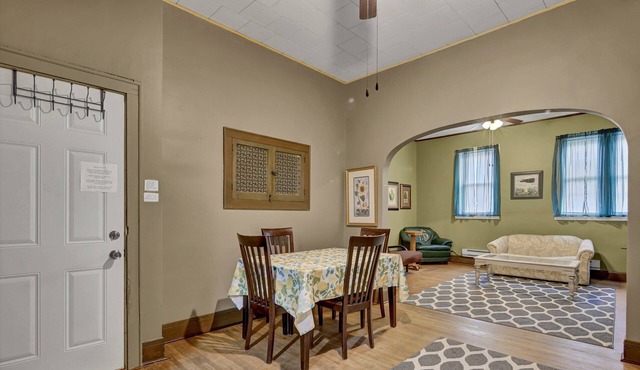 Charming Upstairs Apartment in The Center of Town