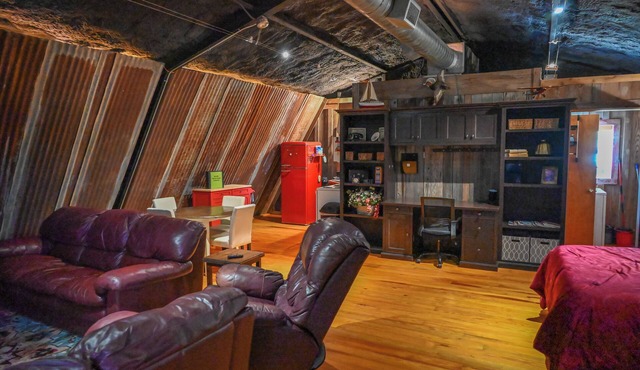 Charming upstairs barn loft apartment in Gatesville