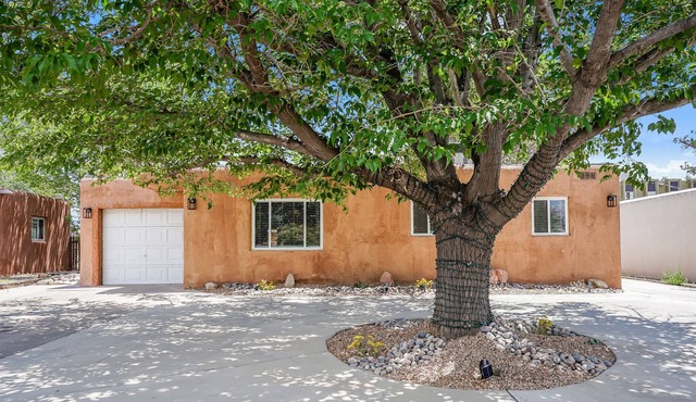 Charming Uptown 3 Bedroom with a beautiful patio.