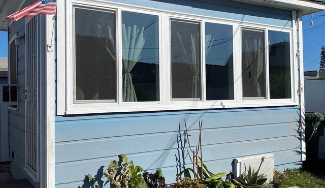 Charming Urban Cottage in LA’s Newest Hotspot-close to LAX, SOFI, WiFi, AC…