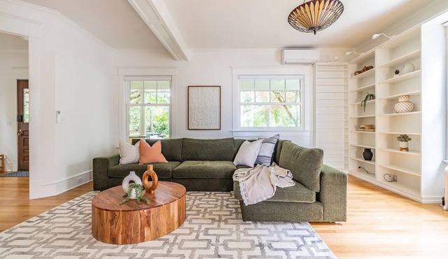 Charming Urban Retreat: Elegant Home in Cap Hill