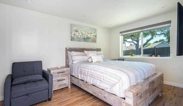 Charming contemporary master suite in La Crescenta-Montrose - minimum 30 nights