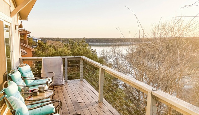 Charming 2-bedroom lakeview home, boat ramp mile away, Morgan's Point Resort