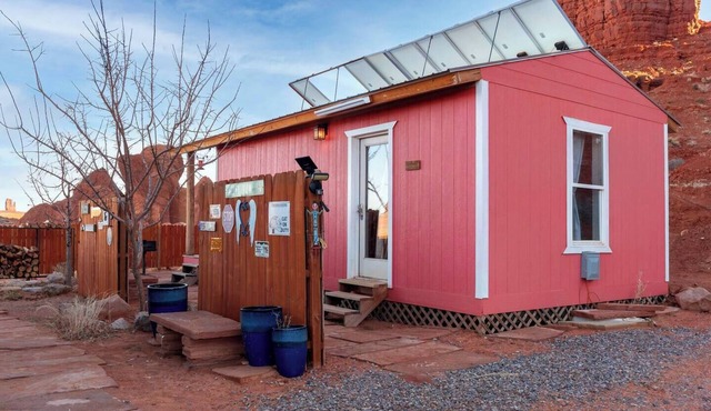 Charming Red Cliff Cabin in Monument Valley
