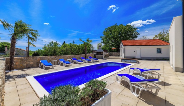 Charming vacation apartment with swimming pool, barbecue & private parking space