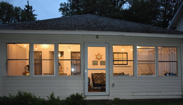 Charming vacation cottage since 1930 with a spectacular view of Lake Erie