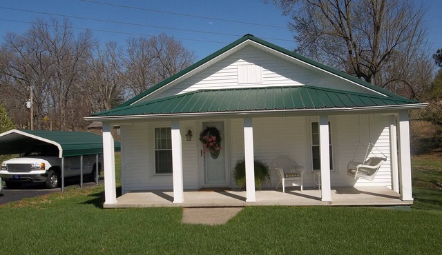 Charming vacation home for boaters, fishermen, and hunters.