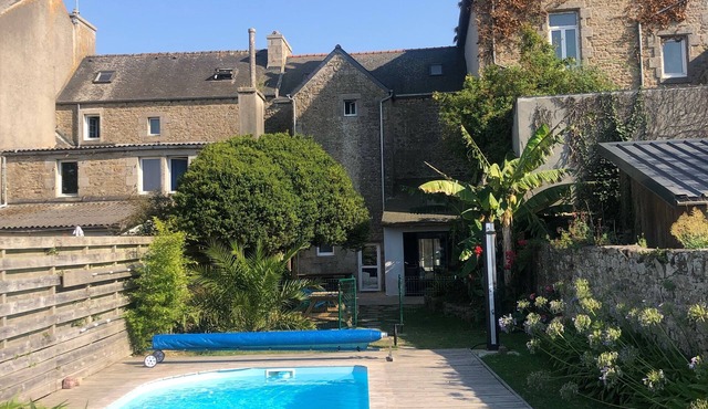 Charming vacation home with private pool, close to shops and sea