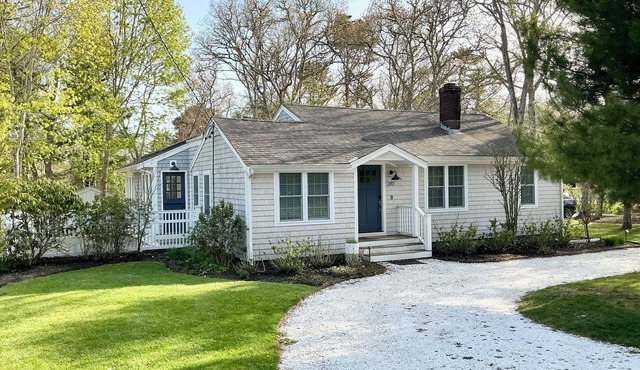 Charming Vacation Rental-Pet Friendly in the Heart of Cotuit-A/C and Beach Pass-Sleeps 6