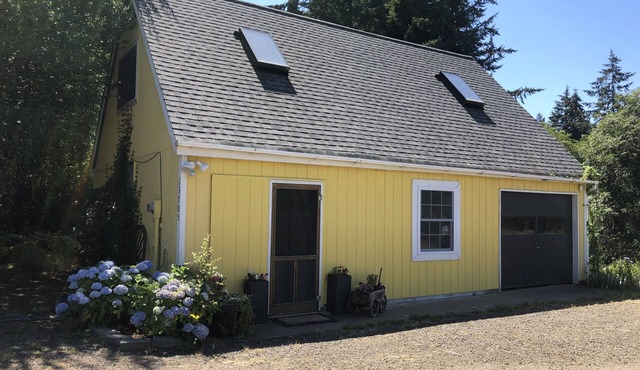 Charming Vashon Island Cottage - Just 3 minutes from the ferry.