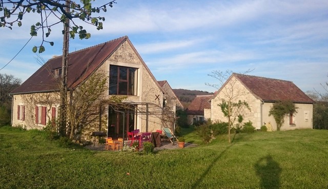 Charming very quiet hamlet with beautiful view and large swimming pool