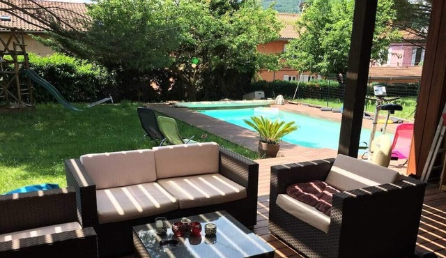 Charming villa with garden, private swimming pool and air conditioning near Lyon and the Saône river.