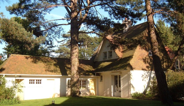 Charming villa on large sunny ground in the pine forest between sea and golf