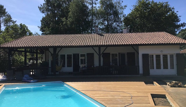 Charming villa, heated swimming pool, quiet wooded grounds, near lake, ocean, forests