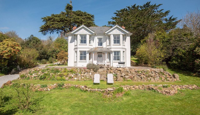 Charming Victorian House with Panoramic Village Views, Close to Beaches