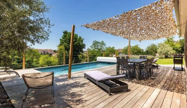 "Charming Vichy Getaway with Heated Pool, Terrace & Spacious Garden"