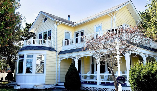 Charming Victorian beach house 5 bedrooms. 50 steps to the beach