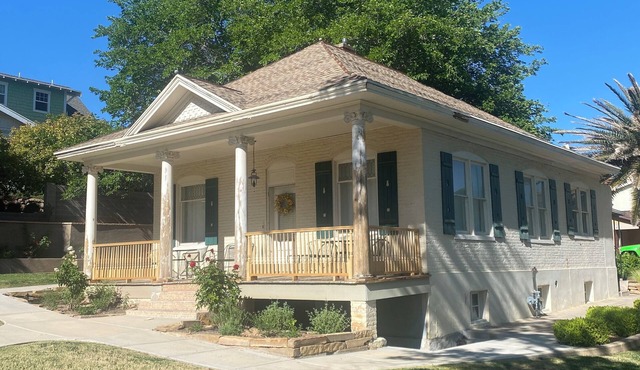 Charming Victorian Cottage - historic district. Nice view, quiet neighborhood.