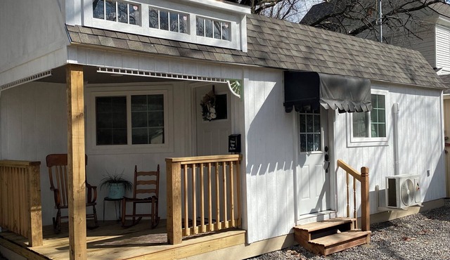 Charming Victorian cottage tinyhouse with WiFi and AC in quaint Girard