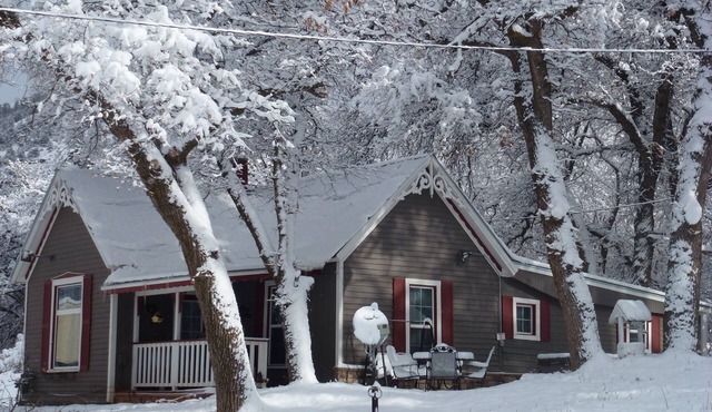 Charming Victorian Farmhouse, Privacy, Wi-FI , 5 min to Durango