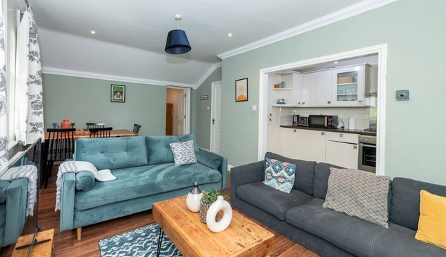 Charming Victorian Flat Modern Amenities Parking - Pass the Keys