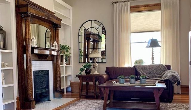 Charming Victorian near downtown & Royal Gorge Route Railroad. Historic charm meets modern comfort.
