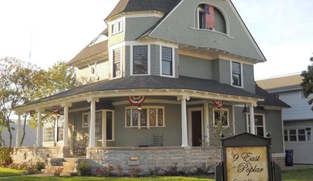 Charming Victorian style 1-bedroom in wonderful Greencastle. Sleeps 4