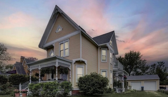 Charming Victorian, Private Hot Tub