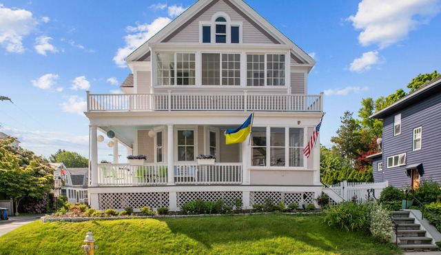 Charming Victorian with Porch+Patio - Walk to everything in Newport!