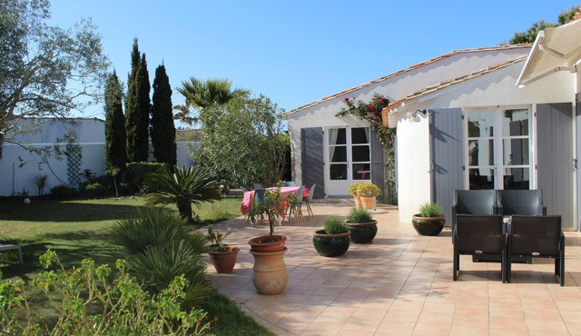 Charming villa 4 minutes from beach (on foot), village and market (by bike)