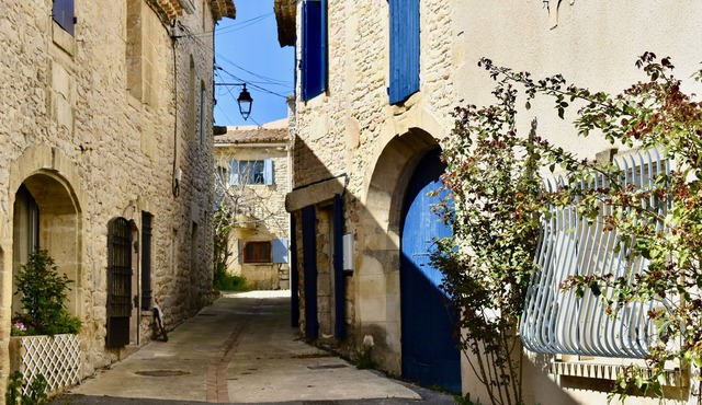 Charming Village House, Maison Bleu, near beaches, mountains, historic sites