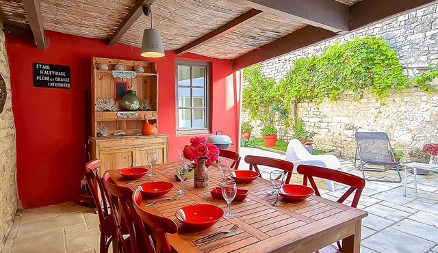 Charming villa in center with garden and garage