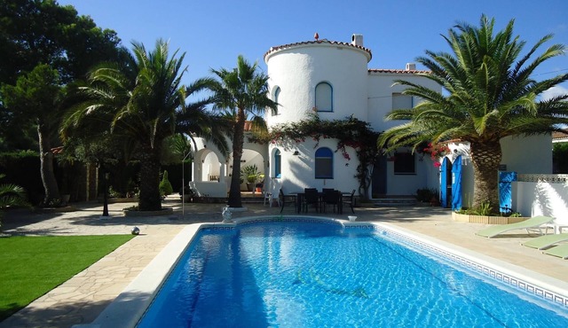 Charming villa for 10 people with private pool!