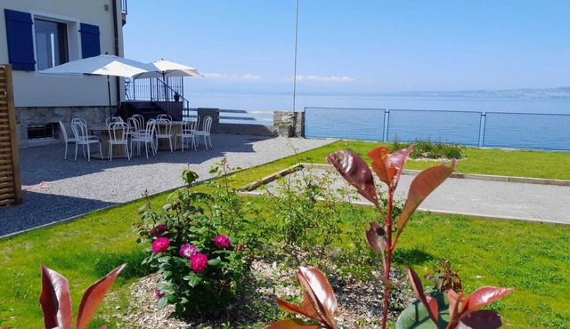 Charming villa with lake access